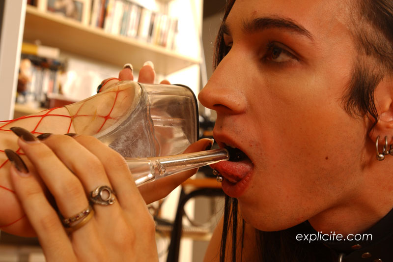 explicite-art/239-pilar-dominating_a_boy_peeing_and_footjob/3.jpg