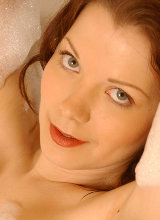 manuela-spreads-in-the-bathtub/5.jpg