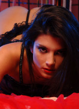 amandine-glamour-solo-spread-in-studio/2.jpg