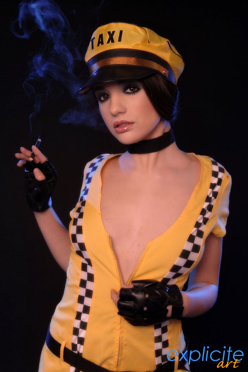 explicite-art/475-olivie-taxi_girl_stripping_and_smoking/2.jpg