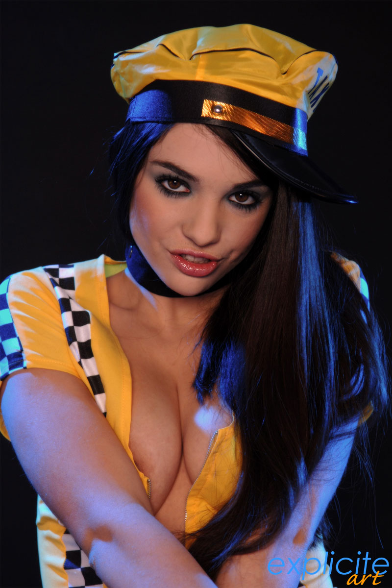 explicite-art/475-olivie-taxi_girl_stripping_and_smoking/4.jpg