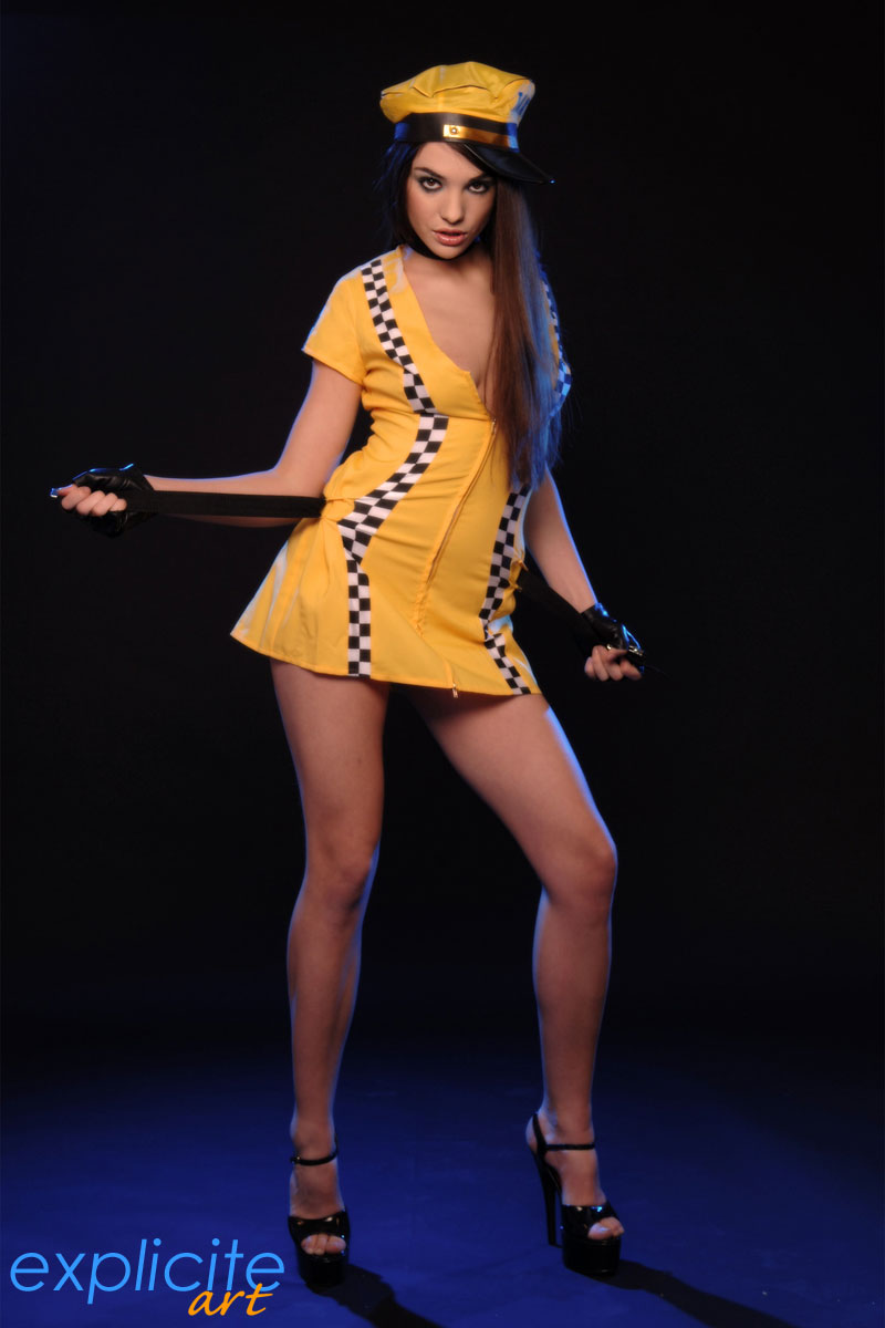 explicite-art/475-olivie-taxi_girl_stripping_and_smoking/5.jpg